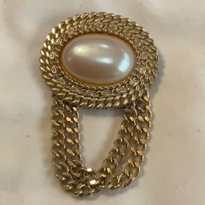 1980 faux pearl Brooche